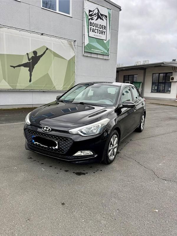 Gebraucht Hyundai i20 YES! Silver 84 PS (61 kW) 2015 Schwarz Kleinwagen