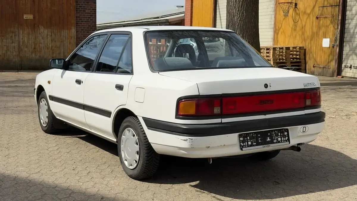 Usata Mazda 323 85 CV (62 kW) 1990 Bianco Berlina