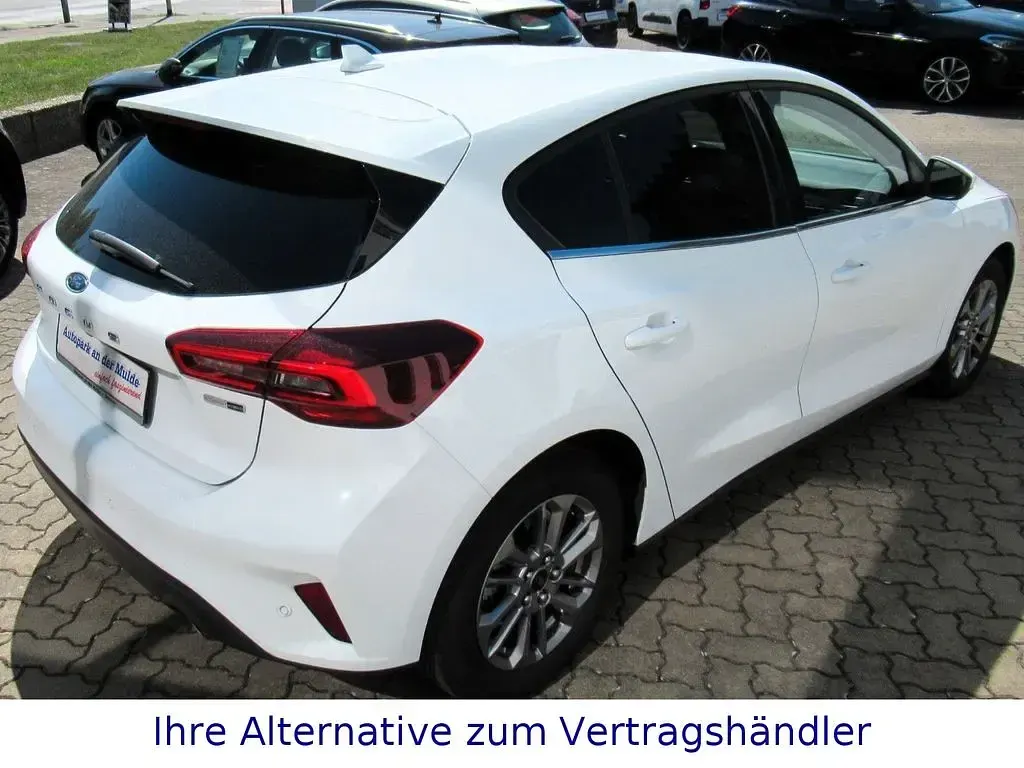 Gebraucht Ford Focus Titanium 125 PS (91 kW) 2023 Weiß Limousine
