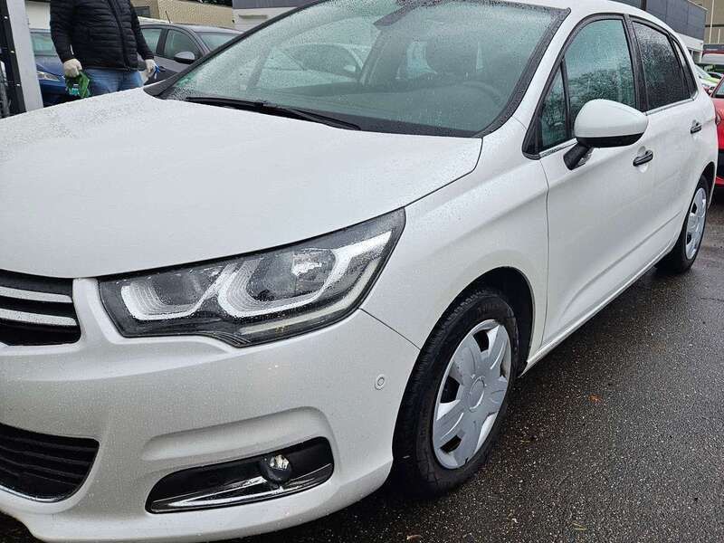 Weiß Gebraucht 2017 Citroën C4 Attraction Limousine | 8.400 € (Etwas zu teuer) - Bild 1/4