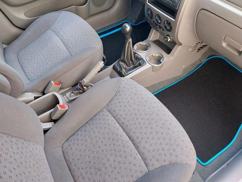 Second-hand Kia Rio 97 CP (71 kW) 2004 Argintiu Berlinǎ