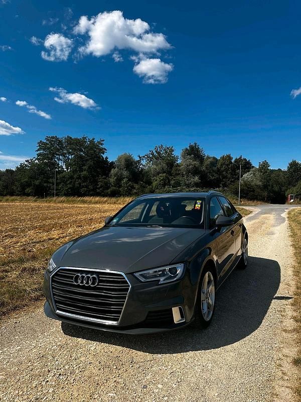 Grau Gebraucht 2018 Audi A3 Sportback Limousine | 15.500 € (Fairer Preis) - Bild 1/4