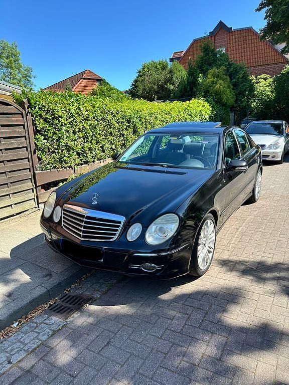 Schwarz Gebraucht 2006 Mercedes E220 Avantgarde Limousine | 4.899 € (Fairer Preis) - Bild 1/4