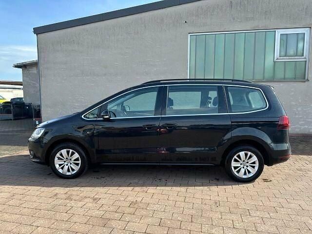 Gebraucht VW Sharan Comfortline 150 PS (110 kW) 2022 Schwarz Van / Kleinbus