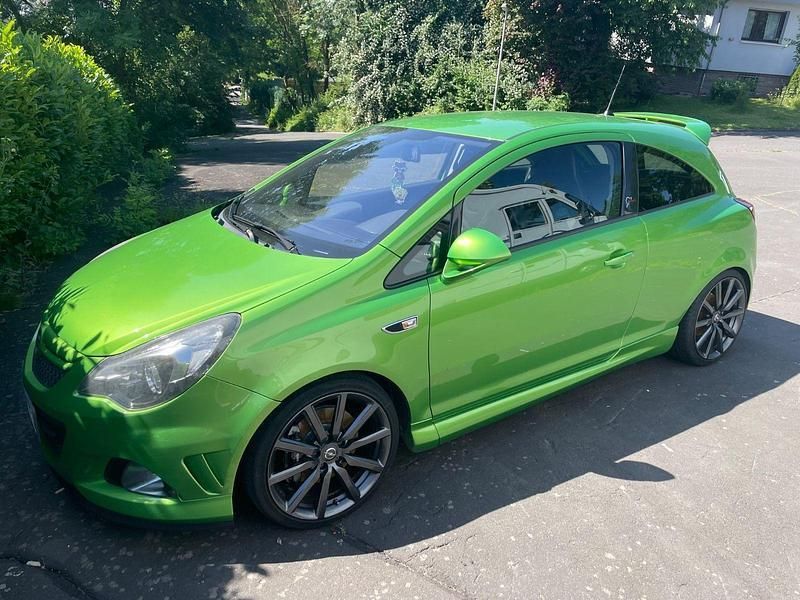 Grün Gebraucht 2014 Opel Corsa Edition Kleinwagen | 8.500 € - Bild 1/4