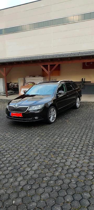 Braun Gebraucht 2015 Skoda Superb Kombi | 12.900 € (Superpreis) - Bild 1/4