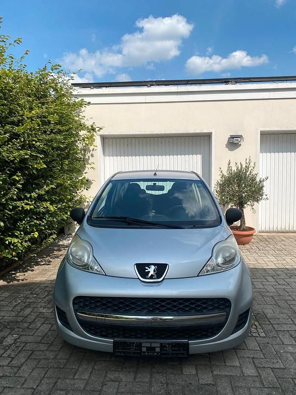 Grau Gebraucht 2009 Peugeot 107 Kleinwagen | 2.400 € (Fairer Preis) - Bild 1/4