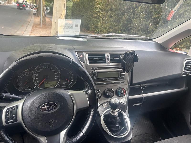 Gebraucht Subaru Trezia 73 PS (53 kW) 2011 Silber Kleinwagen