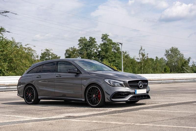 Grau Gebraucht 2016 Mercedes CLA45 AMG Shooting Brake AMG Kombi | 28.400 € (Teuer) - Bild 1/4