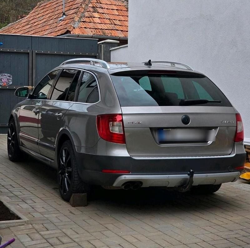 Grau Gebraucht 2013 Skoda Superb Scout 4x4 Kombi | 11.050 € (Fairer Preis) - Bild 1/4