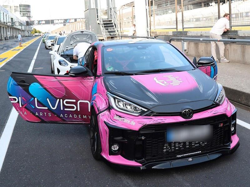 Weiß Gebraucht 2021 Toyota Yaris Limousine | 52.000 € - Bild 1/4