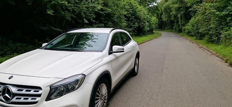 Weiß Gebraucht 2019 Mercedes GLA200 SUV | 16.999 € - Bild 1/4