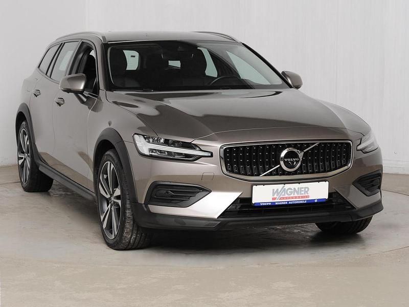 Gebraucht Volvo V60 CC Pro 197 PS (144 kW) 2022 Pebble grey metallic Kombi