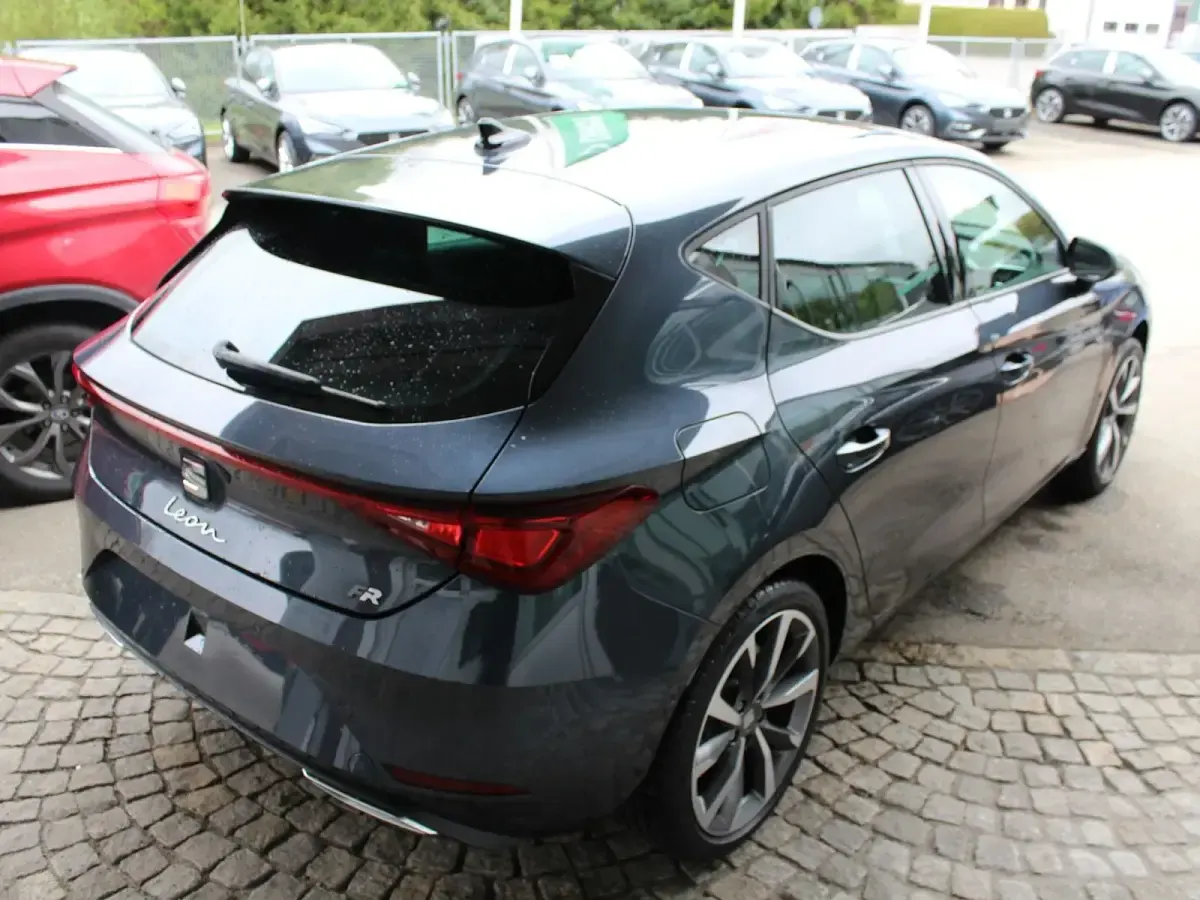 Nowe Seat Leon FR 150 KM (110 kW) 2025 Szary Sedan/Limuzyna