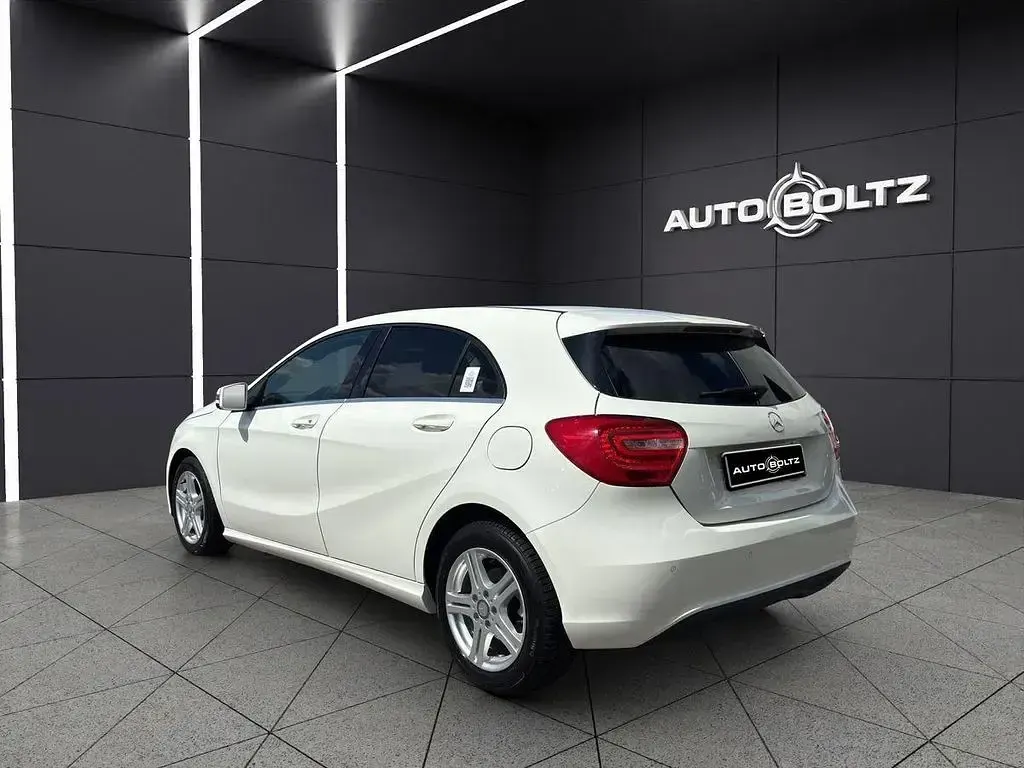 Gebraucht Mercedes A180 122 PS (89 kW) 2012 Calcitweiss  unilack Kleinwagen