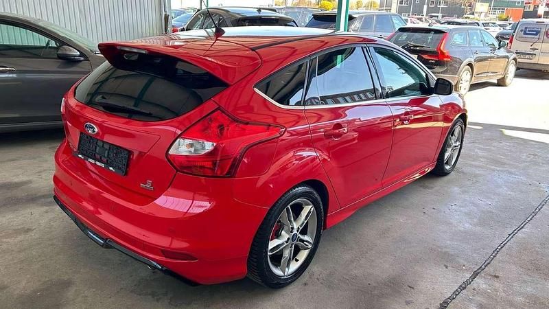 Second-hand Ford Focus S 150 CP (110 kW) 2013 Roșu Berlinǎ