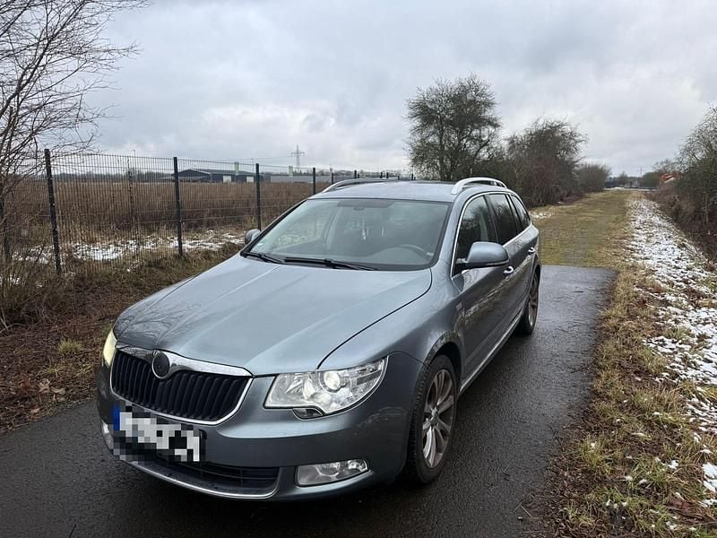 Gebraucht Skoda Superb Family 140 PS (102 kW) 2012 Grau Kombi