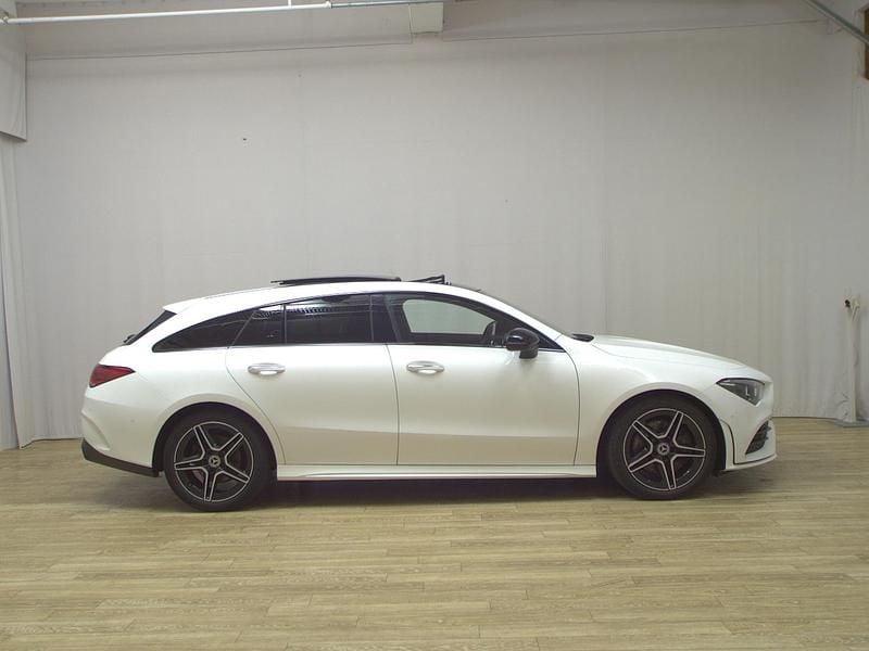 Weiss Gebraucht 2021 Mercedes CLA220 Shooting Brake AMG line Kombi | 17.950 € (Guter Preis) - Bild 1/4