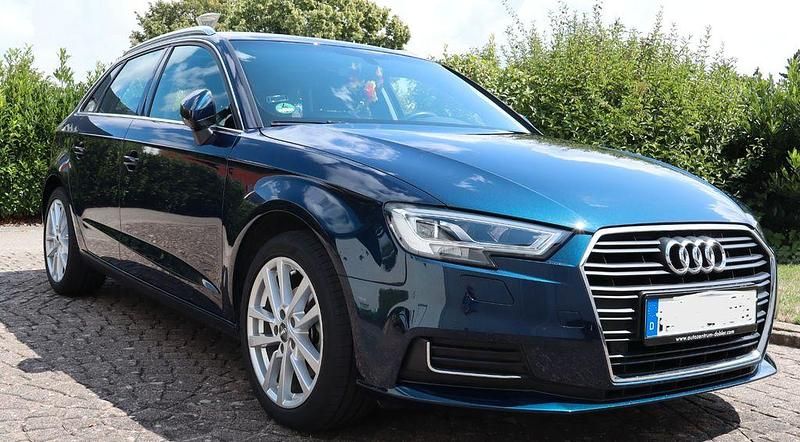 Blau Gebraucht 2017 Audi A3 Sportback Design Limousine | 14.900 € (Superpreis) - Bild 1/4