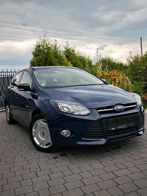 Gebraucht Ford Focus Champions Edition 101 PS (74 kW) 2013 Blau Kleinwagen