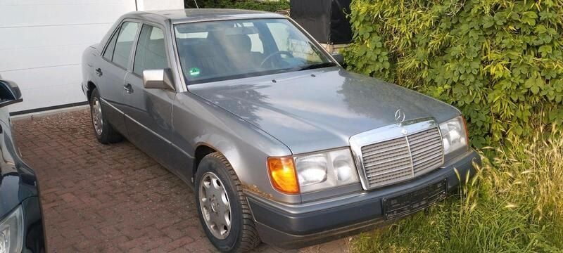 Grau Gebraucht 1991 Mercedes E230 Limousine | 2.499 € - Bild 1/4