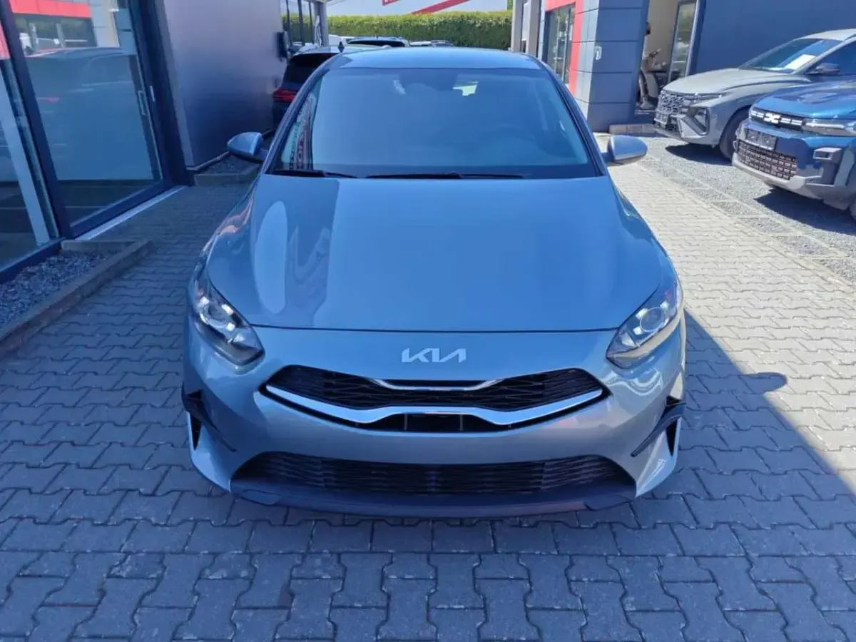 Neu Kia Ceed 140 PS (102 kW) 2026 Grau Kleinwagen