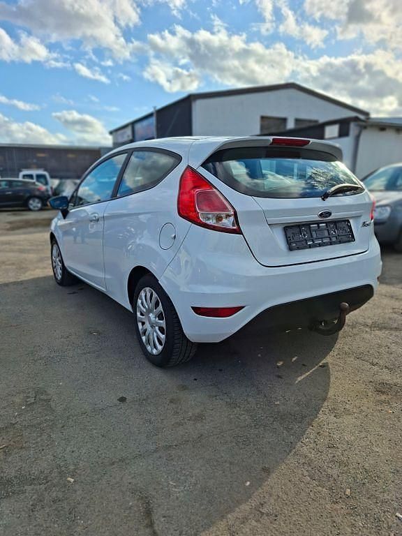 Gebraucht Ford Fiesta Trend 75 PS (55 kW) 2016 Weiß Kleinwagen