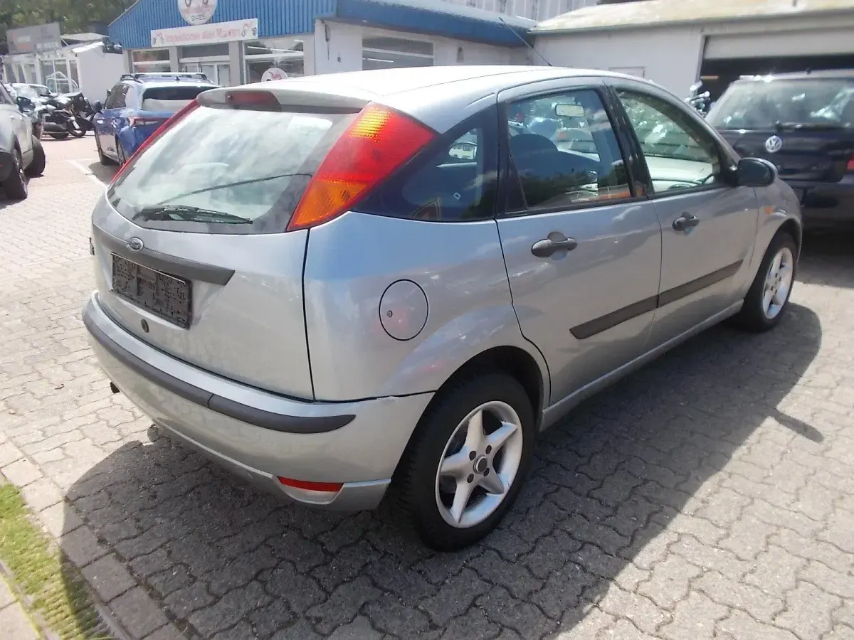 Gebraucht Ford Focus 100 PS (73 kW) 2004 Silber Limousine