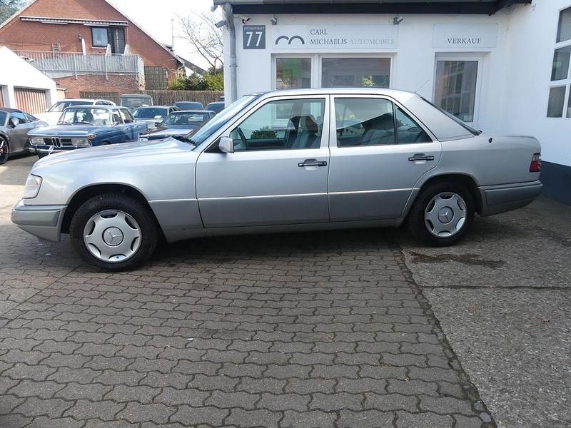 Second-hand Mercedes E280 193 CP (141 kW) 1994 Argintiu Berlinǎ