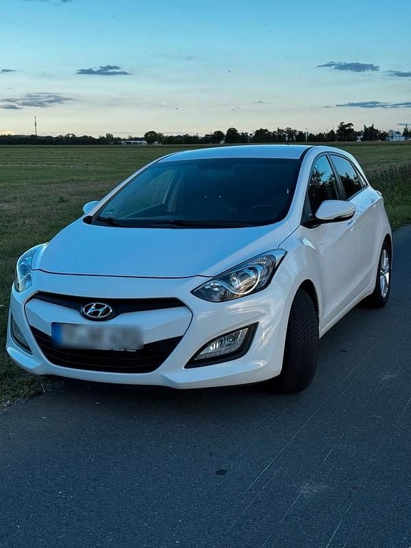 Weiß Gebraucht 2015 Hyundai i30 Limousine | 8.950 € (Etwas zu teuer) - Bild 1/4