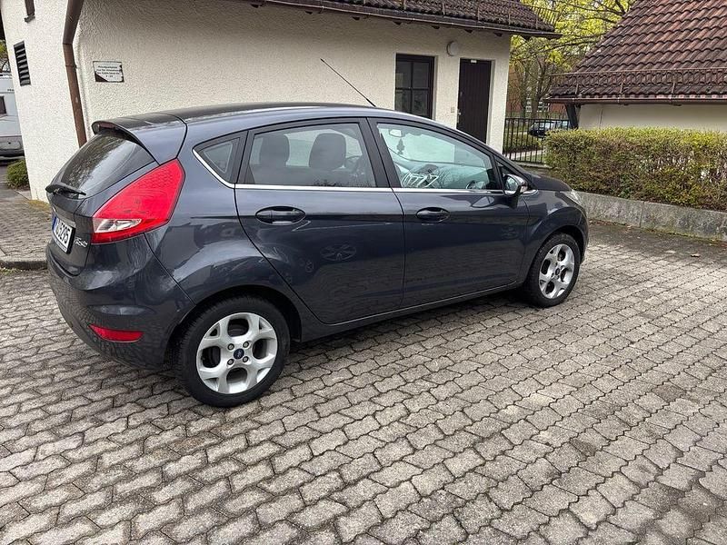 Gebraucht Ford Fiesta Trend 97 PS (71 kW) 2010 Grau Kleinwagen