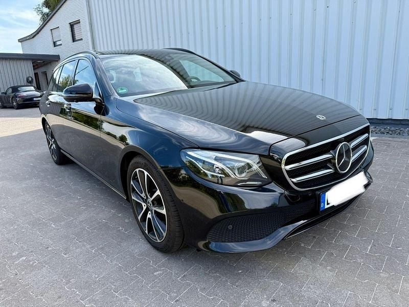 Schwarz Gebraucht 2018 Mercedes E300 Kombi | 24.990 € (Superpreis) - Bild 1/4