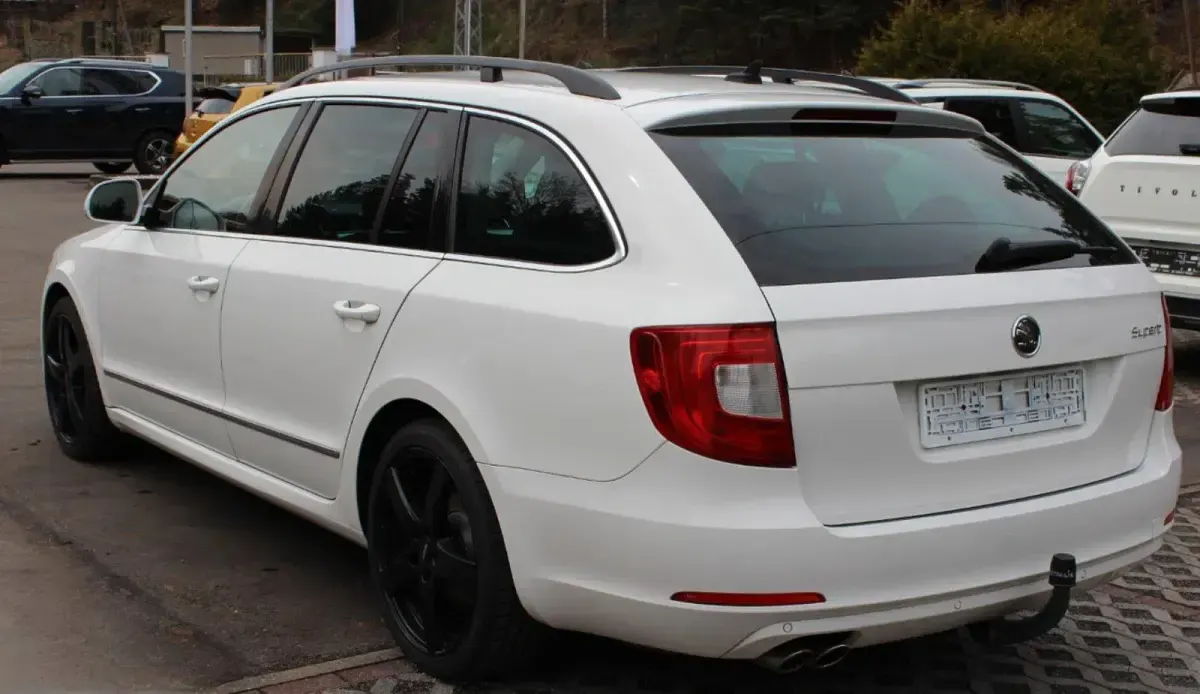 Używany Skoda Superb 170 KM (125 kW) 2012 Biały Kombi