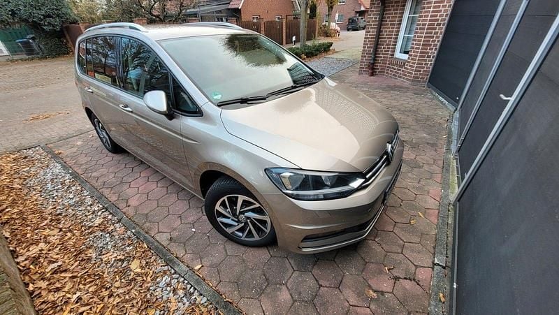 Second-hand VW Touran Sound 110 CP (80 kW) 2017 Bej Monovolum