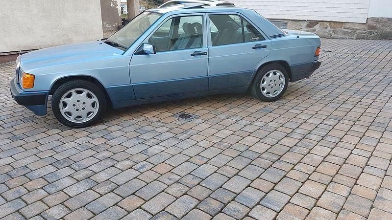 Blau Gebraucht 1991 Mercedes 190 Limousine | 9.750 € - Bild 1/4