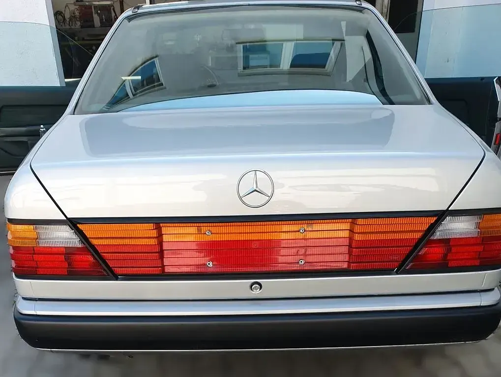 Second-hand Mercedes E300 179 CP (131 kW) 1988 Argintiu Berlinǎ