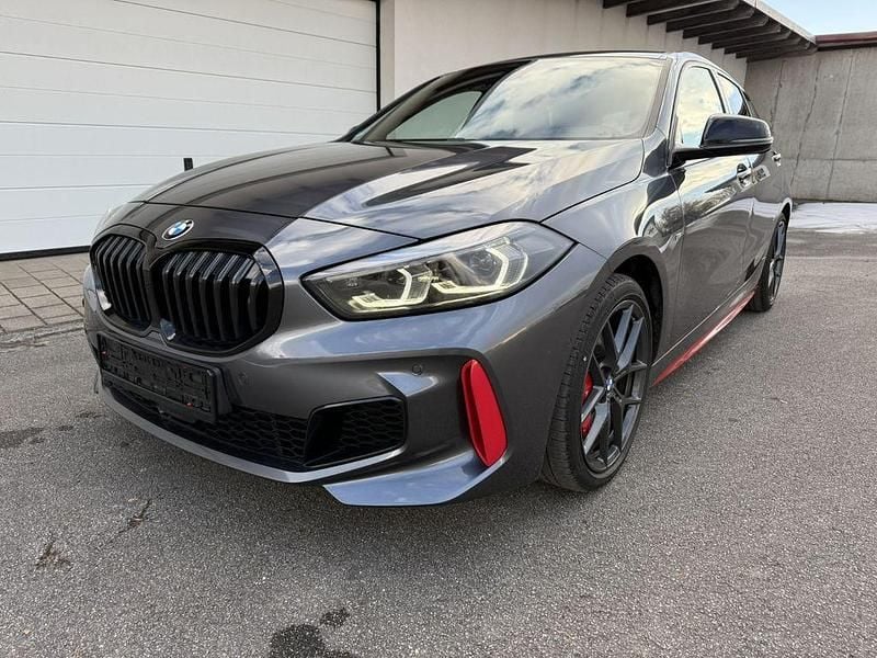 Grau Gebraucht 2021 BMW 128 M Sport Limousine | 29.900 € (Fairer Preis) - Bild 1/4