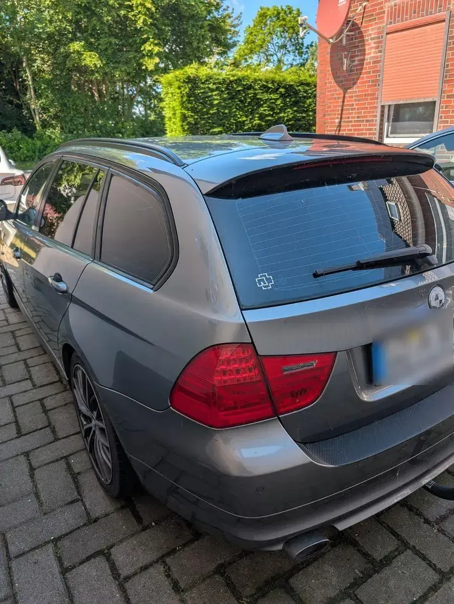 Gebraucht BMW 320 184 PS (135 kW) 2011 Grau Kombi