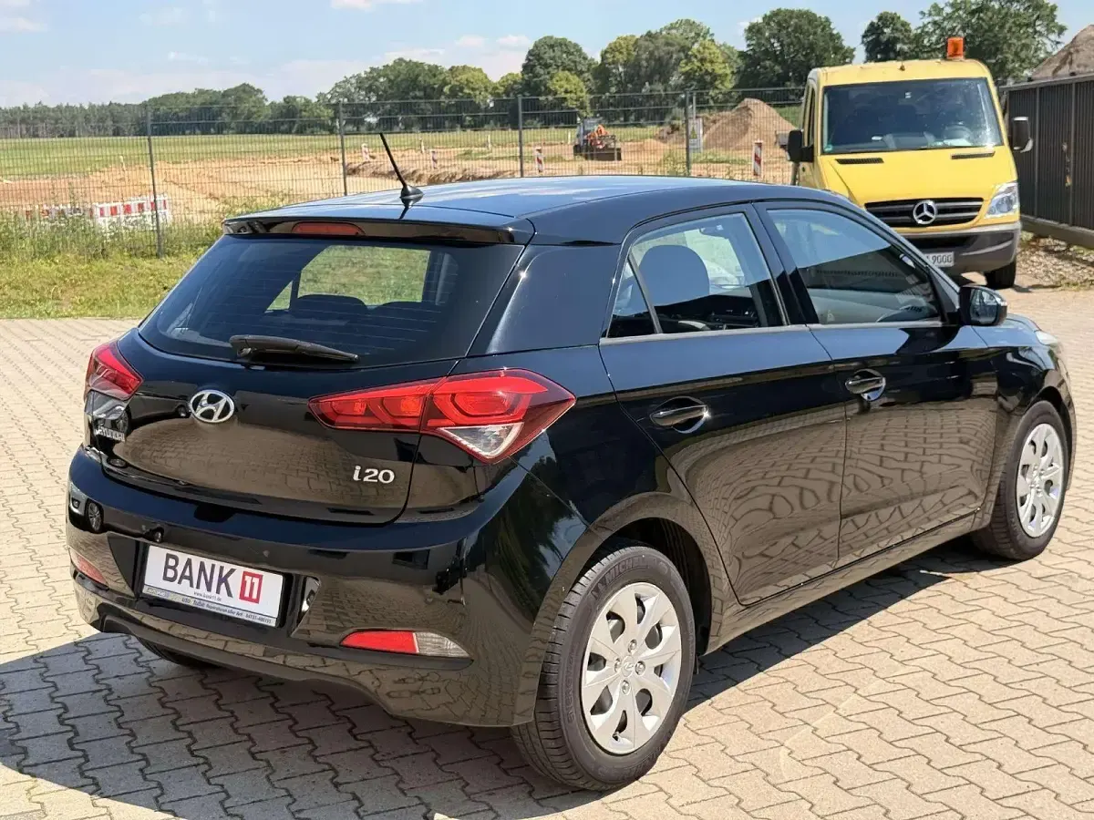 Gebraucht Hyundai i20 Trend 101 PS (74 kW) 2016 Phantom black. / mic Kleinwagen