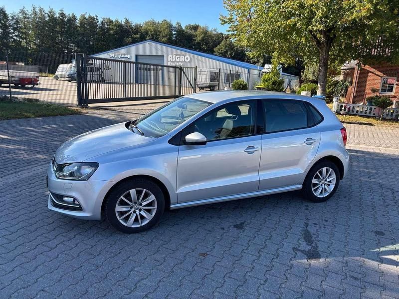 Silber Gebraucht 2016 VW Polo LOUNGE Limousine | 6.999 € (Guter Preis) - Bild 1/4
