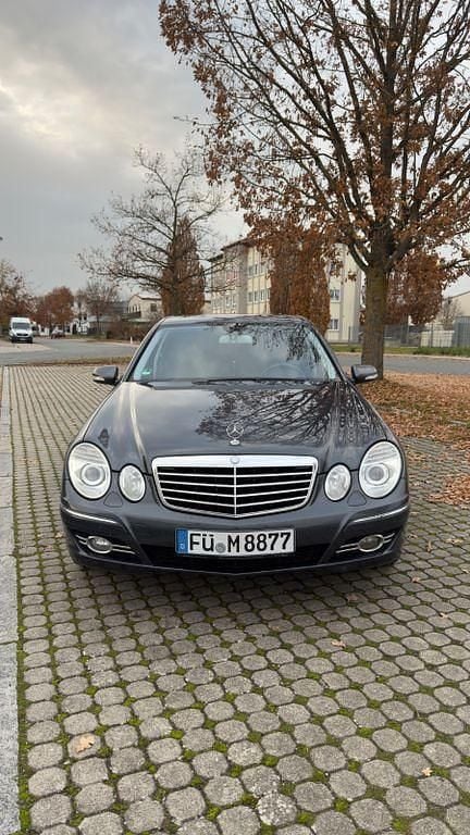 Grau Gebraucht 2009 Mercedes E320 Avantgarde Limousine | 10.300 € (Etwas zu teuer) - Bild 1/4