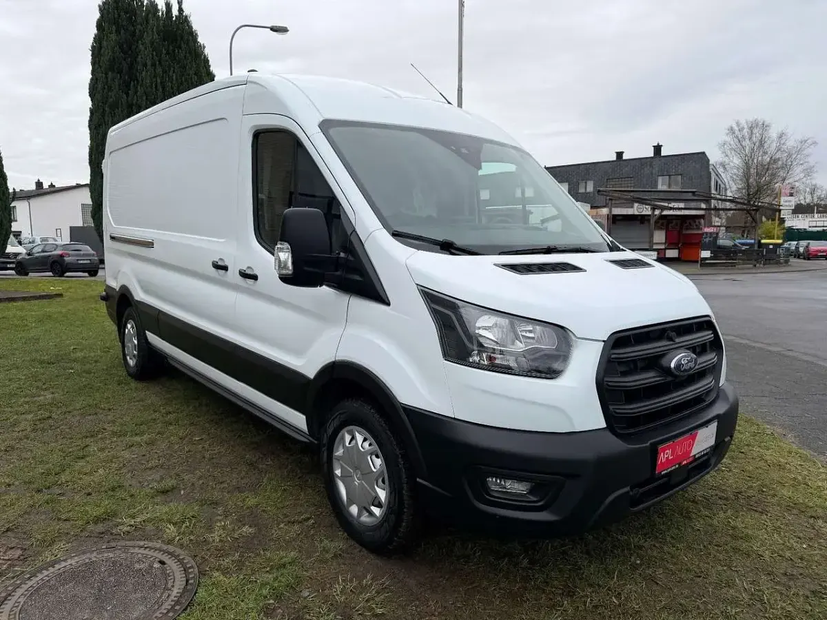 Gebraucht Ford Transit Trend 131 PS (96 kW) 2023 Weiß Van / Kleinbus