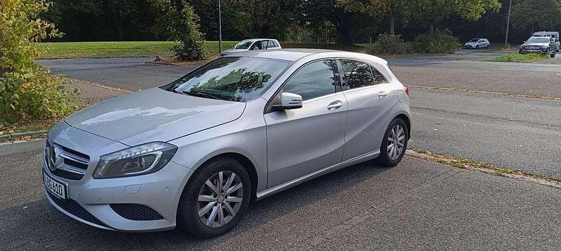 Silber Gebraucht 2014 Mercedes A180 Style Limousine | 14.000 € (Fairer Preis) - Bild 1/4