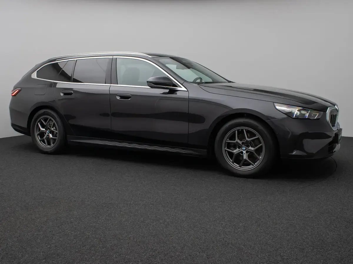 Gebraucht BMW 520 Sport Line 197 PS (144 kW) 2025 Sophistograu brillanteffekschwarz Limousine