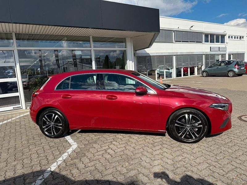 Gebraucht Mercedes A200 Progressive 163 PS (119 kW) 2024 Rot Limousine