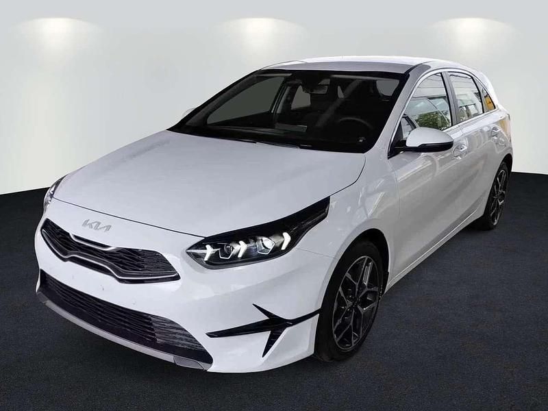 Neu Kia Ceed Spirit 140 PS (102 kW) 2025 (wd) cararraweiss Kleinwagen