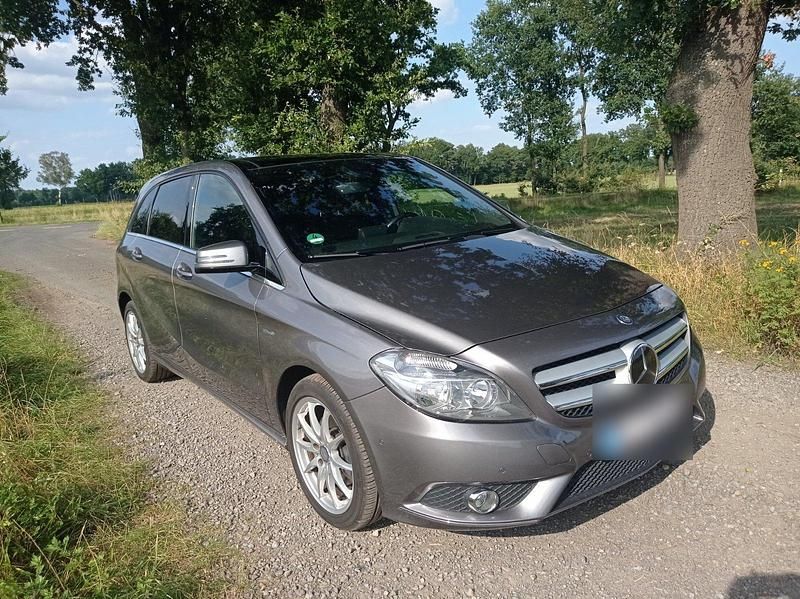 Silber Gebraucht 2012 Mercedes B200 Van / Kleinbus | 10.500 € (Fairer Preis) - Bild 1/4