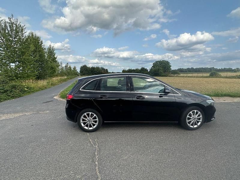 Schwarz Gebraucht 2019 Mercedes B200 Van / Kleinbus | 21.099 € (Guter Preis) - Bild 1/4