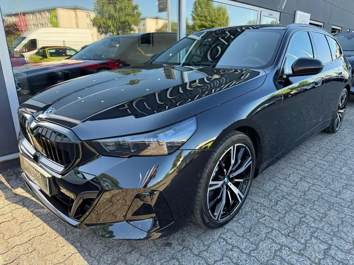 Gebraucht BMW 520 M Sport 197 PS (144 kW) 2025 Schwarz Kombi