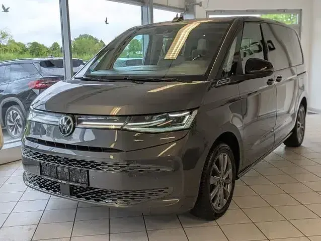 Gebraucht VW Multivan Life 150 PS (110 kW) 2023 Grau Van / Kleinbus